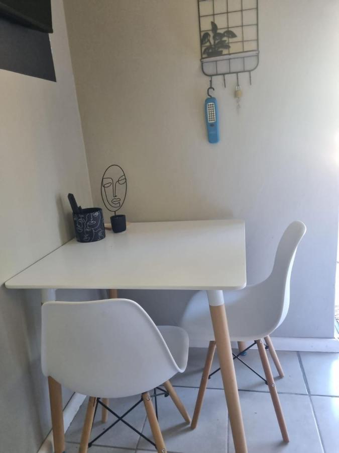 Angel 8 Airbnb Apartment 2 Robertson Dış mekan fotoğraf